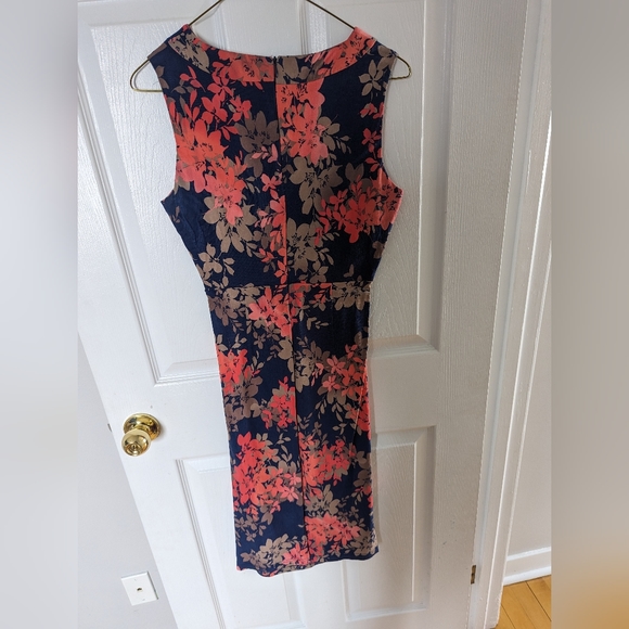 Bodycon super flattering floral dress - Picture 1 of 7